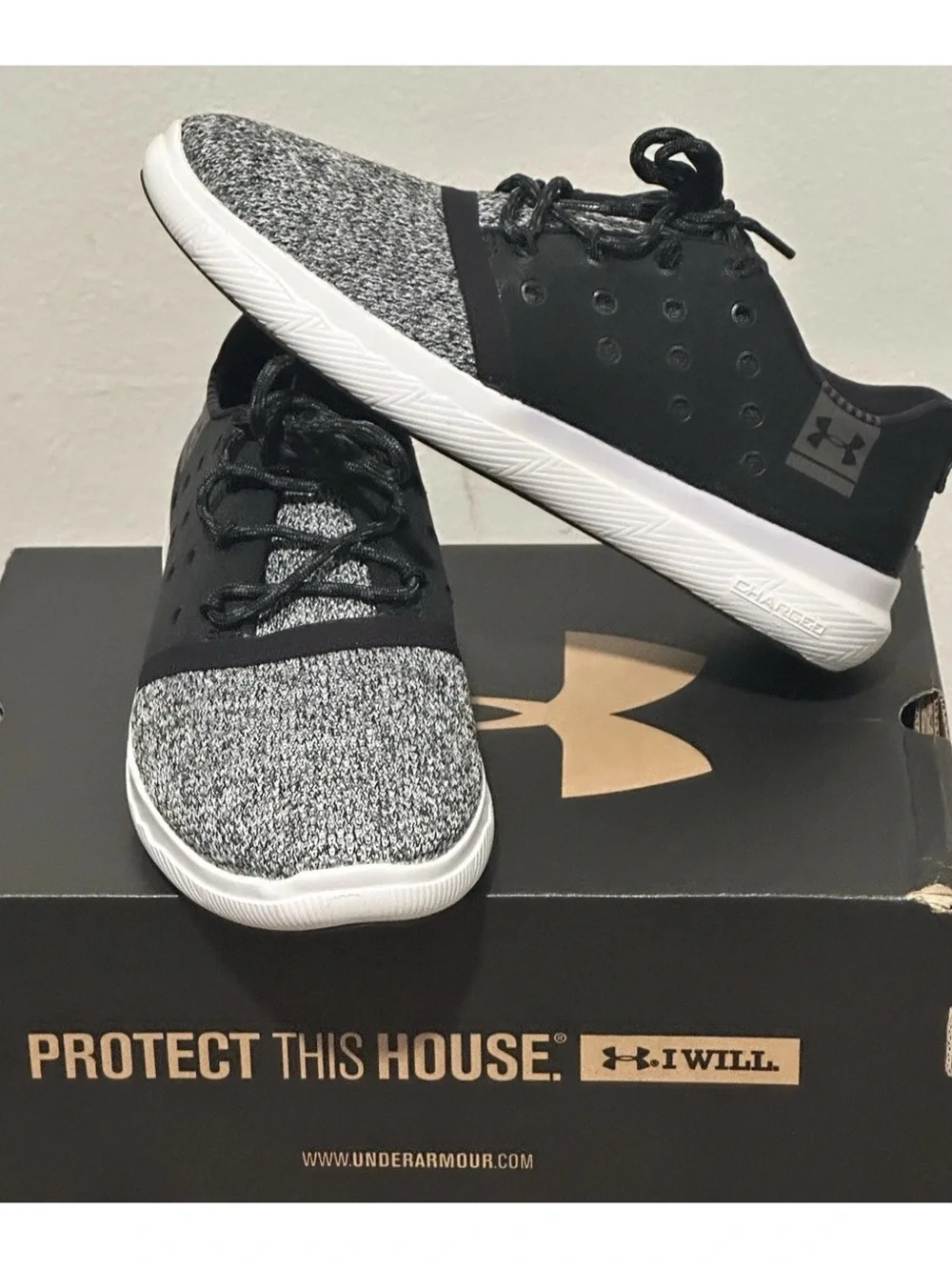 Under Armour Womens Charged Gray/Black Shoes Sneakers Sz 5.5